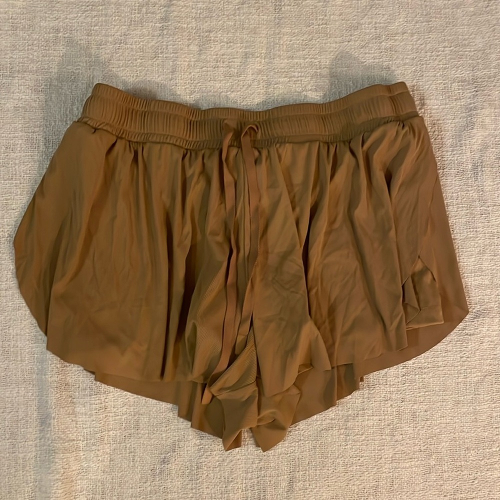 Athletic shorts with liner